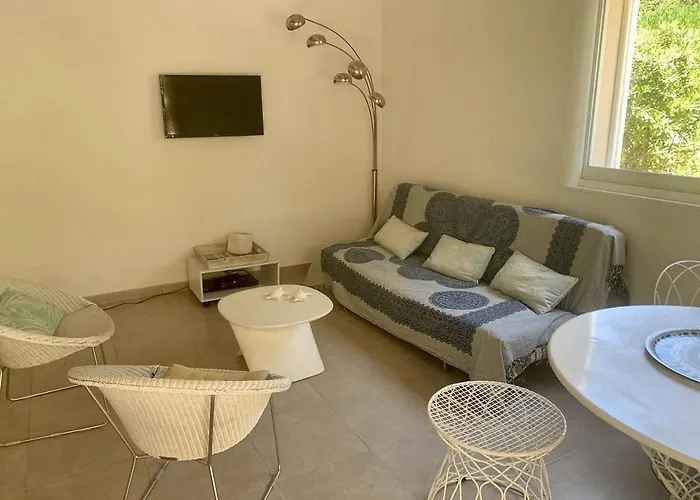 San Antonu, Santa Giulia Villa